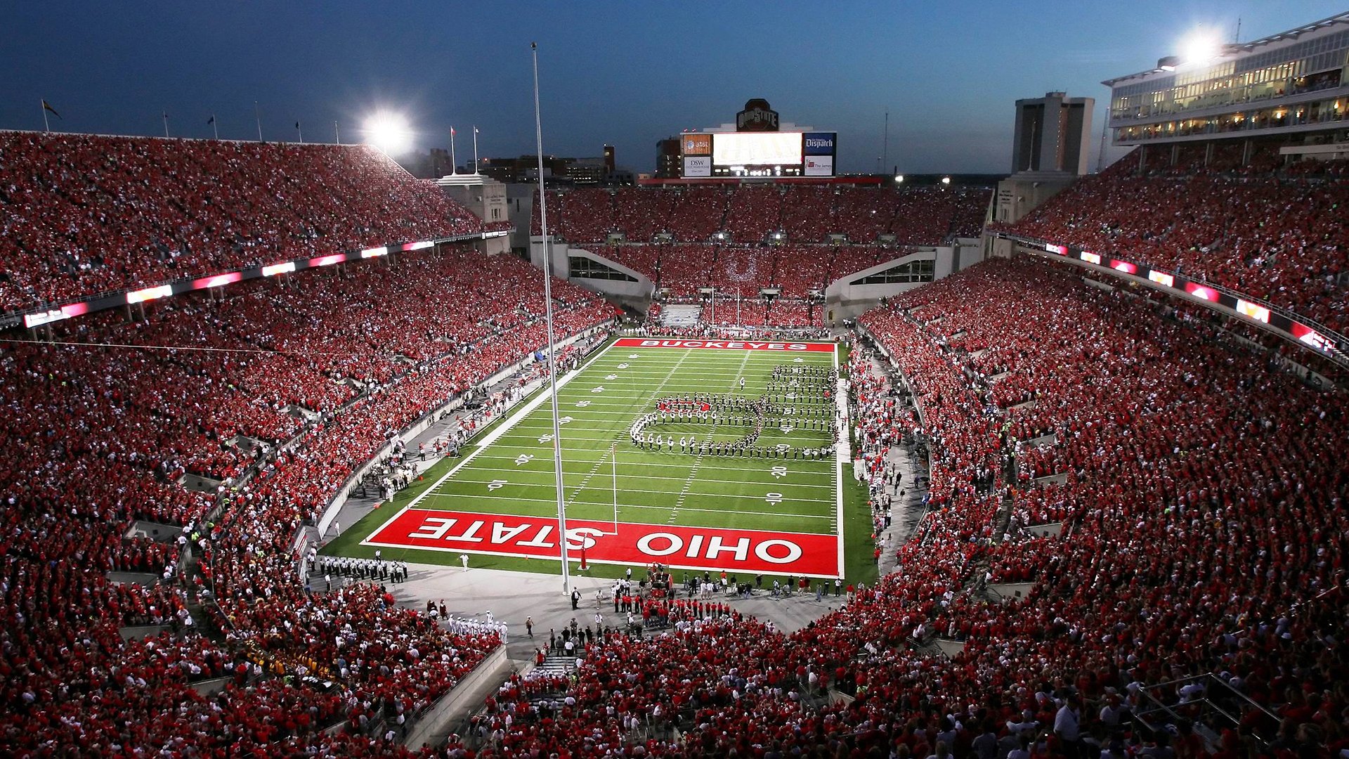 网球选手在赛场展现顽强斗志